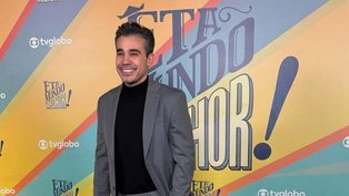 Bruno de Mello retorna às novelas como ator de radio-novela em 'Êta Mundo Melhor'