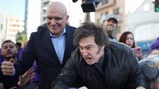 Milei deixa ato de campanha após caravana ser atacada por manifestantes