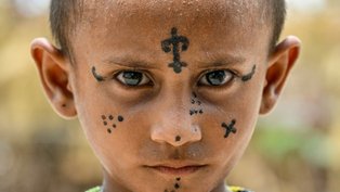 Tatuagens faciais hindus, uma tradição que se perde nas cidades do Paquistão