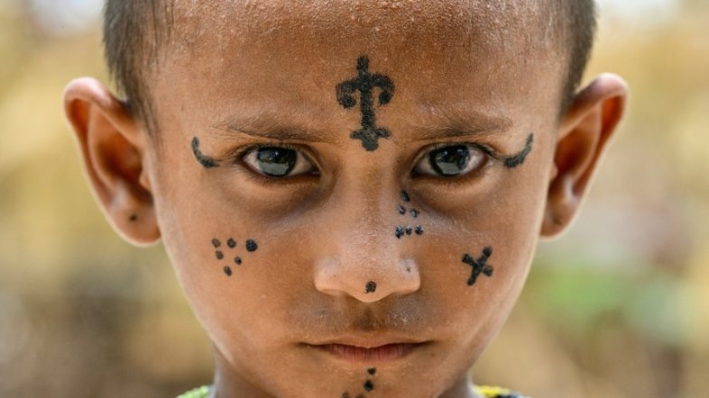 Tatuagens faciais hindus, uma tradição que se perde nas cidades do Paquistão