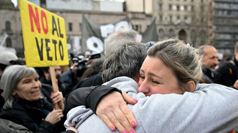 Deputados argentinos rejeitam veto de Milei a fundos para pessoas com deficiência
