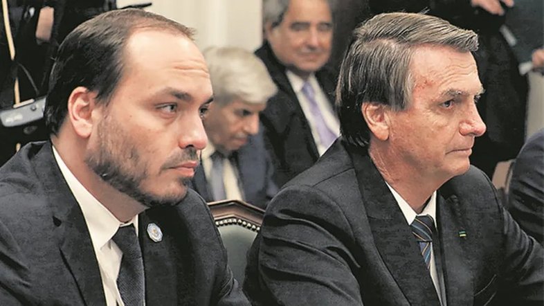 Jair Bolsonaro e Carlos, o '03'