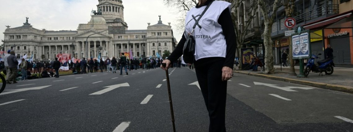 Aposentados na trincheira: o protesto semanal que desafia o governo de Milei