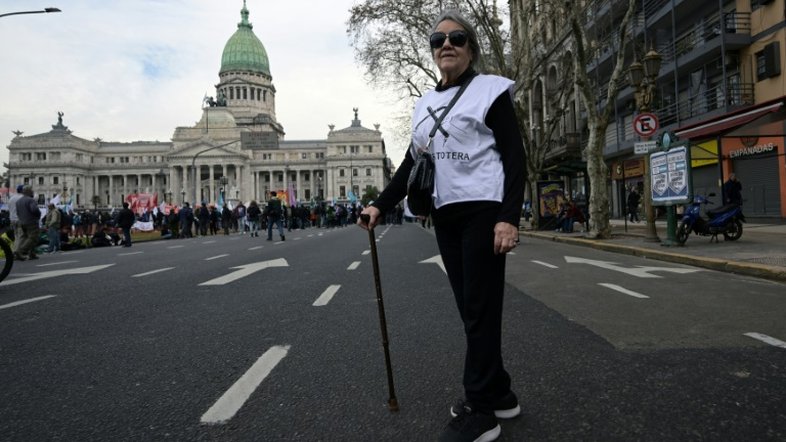 Aposentados na trincheira: o protesto semanal que desafia o governo de Milei