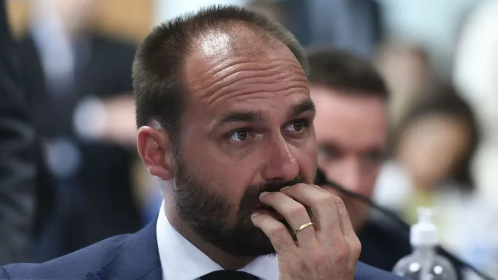 Moraes determina que DPU assuma defesa de Eduardo Bolsonaro em denúncia sobre coação