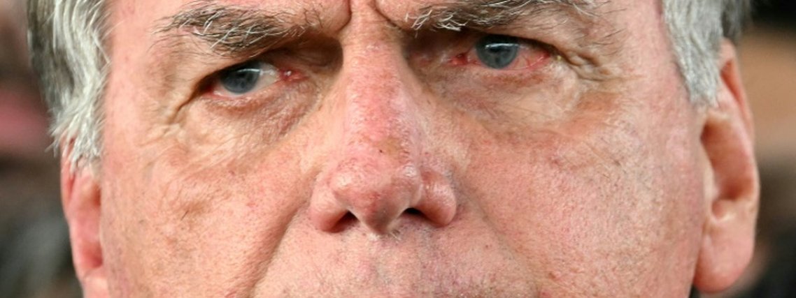 Moraes ordena vigilância permanente de Bolsonaro por 'risco de fuga'