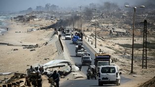Longas filas de palestinos que fugiram para o sul enquanto Israel intensificava suas operações na região da cidade de Gaza - AFP