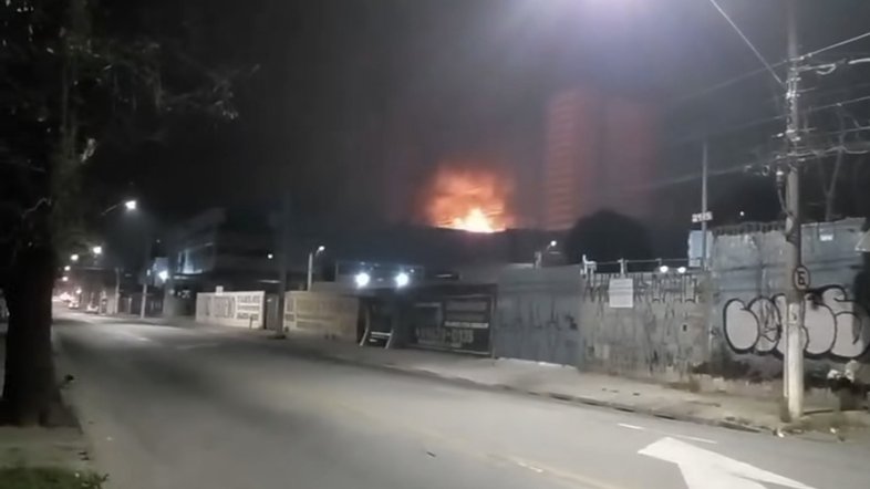 Incêndio em Santo Amaro, na região metropolitana de São Paulo, após queda de balão