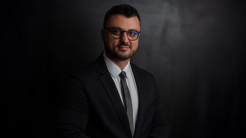 Dr. Marllus Soares, coloproctologista especializado no tratamento de doenças do reto, ânus e intestino