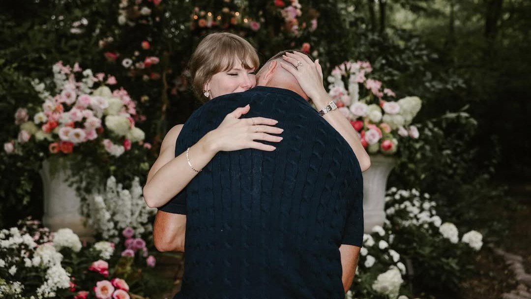Internautas comemoram mudança na ‘profecia’ com noivado de Taylor Swift; entenda