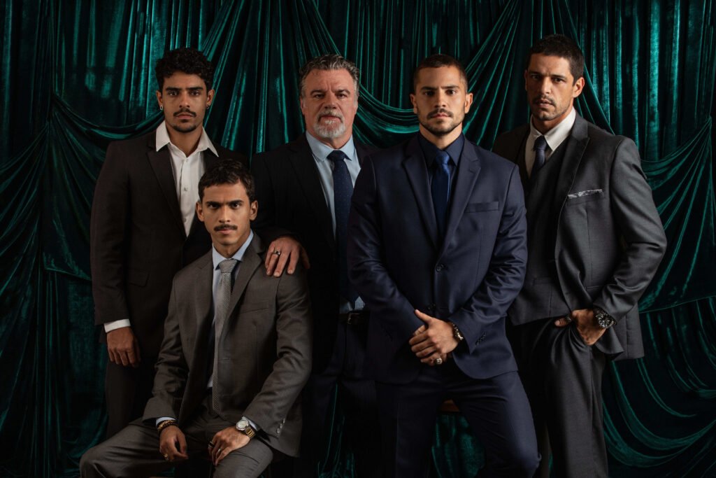 Divulgação/Netflix - Em pé: Sombra - Igor Fernandez / Nélio - Adriano Garib / Profeta - André Lamoglia / Nelinho - Pedro Lamin / Sentado: Esqueleto - Ruan Aguiar