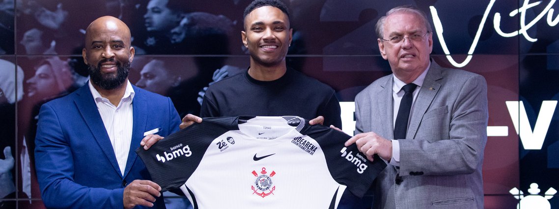 Vitinho é oficializado no Corinthians e assina até dezembro de 2026