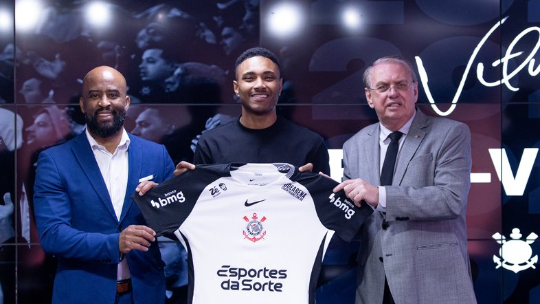 Vitinho é oficializado no Corinthians e assina até dezembro de 2026