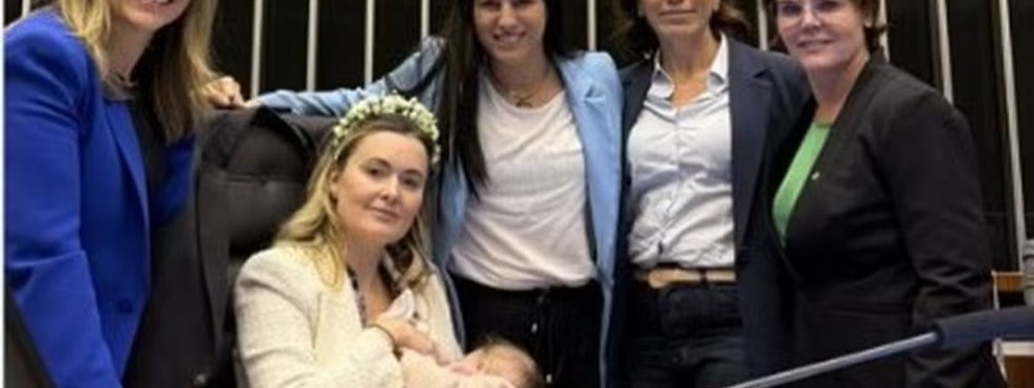 Deputada bolsonarista com a filha na Câmara