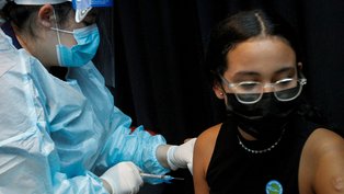Jovem recebe vacina contra Covid-19 em Miami, na Flórida, EUA 05/08/2021 REUTERS/Marco Bello