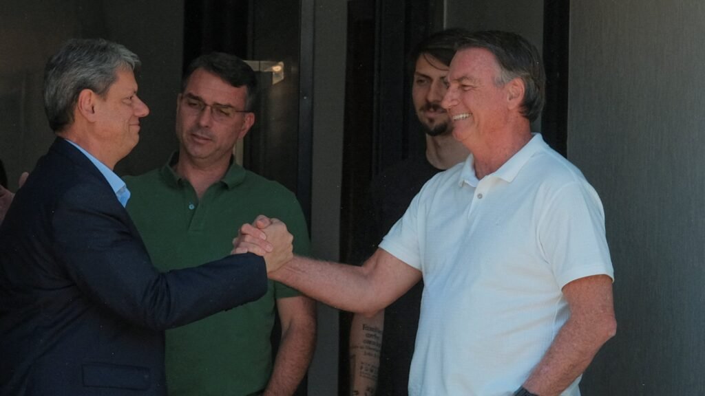 Tarcísio e Bolsonaro se cumprimentam em Brasília 29/09/2025