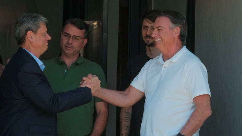 Tarcísio e Bolsonaro se cumprimentam em Brasília 29/09/2025