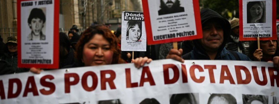 Dezenas são detidos em confrontos com a polícia durante marcha por vítimas da ditadura no Chile
