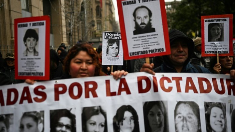 Dezenas são detidos em confrontos com a polícia durante marcha por vítimas da ditadura no Chile