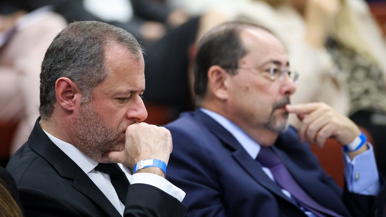 Paulo Amador Cunha Bueno, à frente, e Celso Villardi durante primeiro dia de julgamento do inquérito da trama golpista no STF