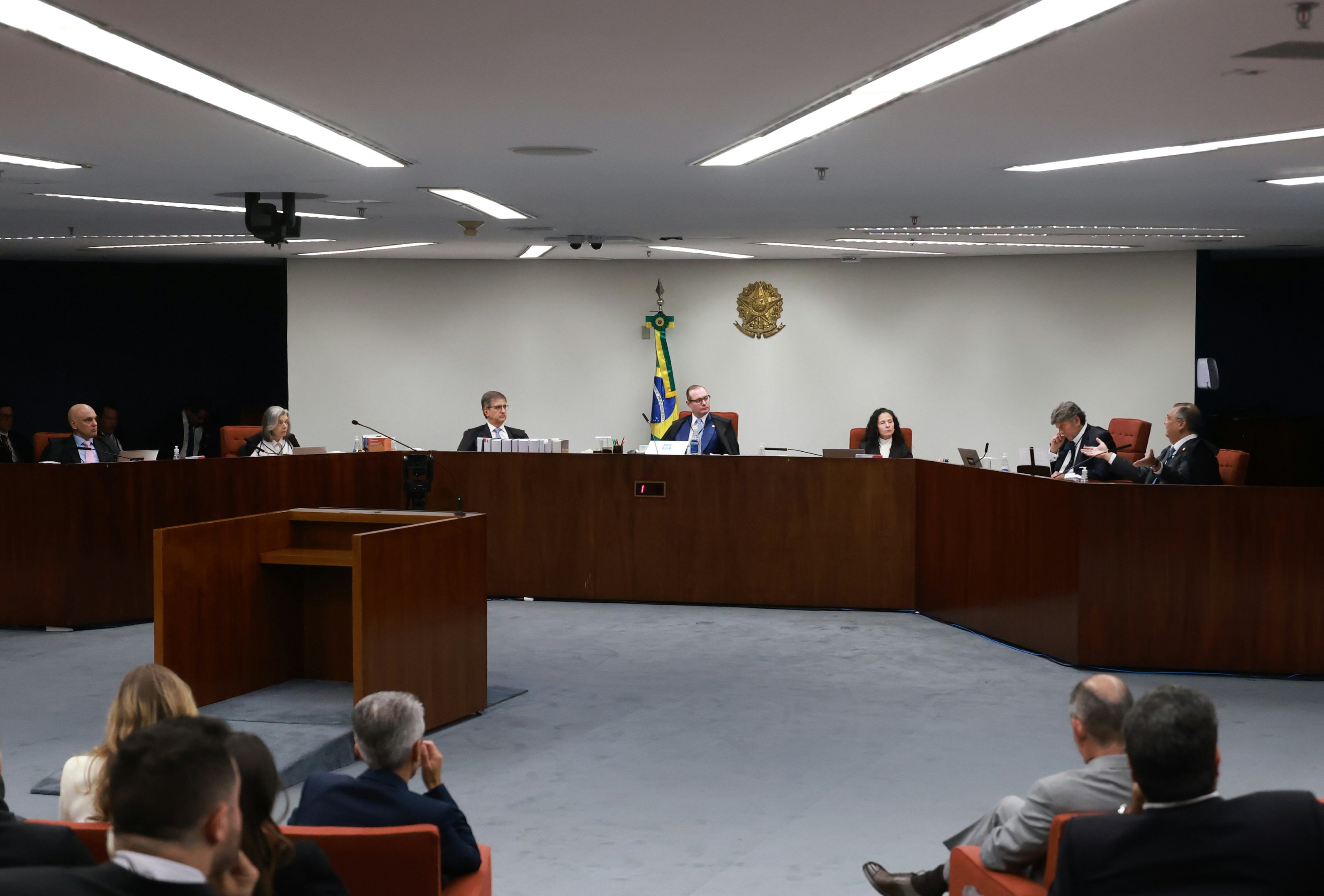 Fux diz que é inviável responsabilizar réus por atos de 8/1; sessão é suspensa 2 Primeira Turma STF