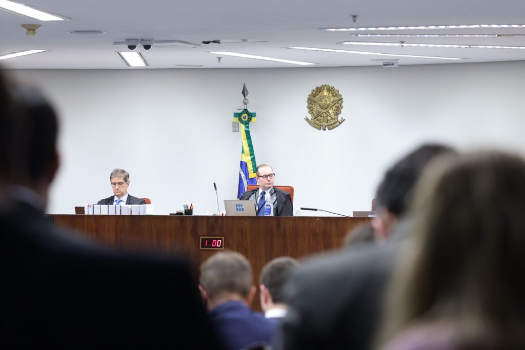 Cristiano Zanin, ao centro: ministro dará último voto no julgamento da suposta tentativa de golpe