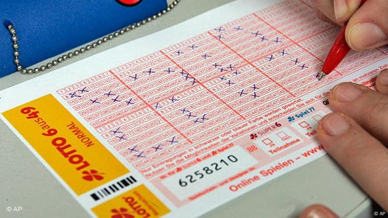 Alemão confere bilhete de loteria esquecido e ganha R$ 95 milhões