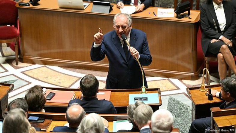 Castigada por crise política, França perde mais um primeiro-ministro