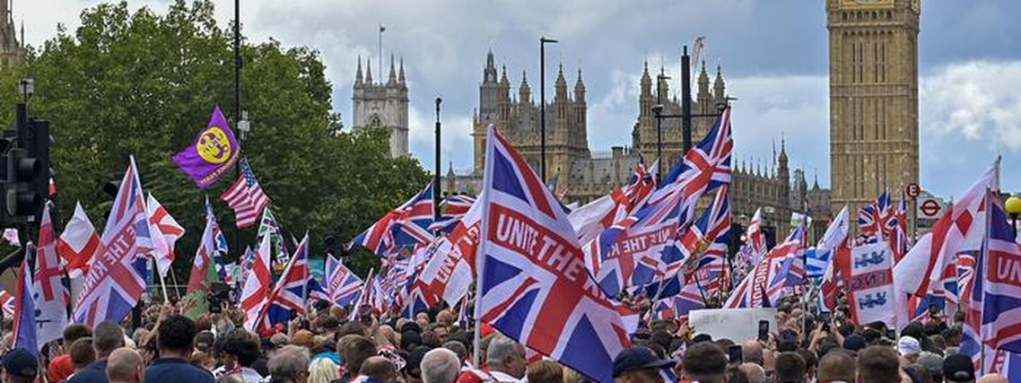 Premiê britânico defende 'diversidade' após enorme manifestação da extrema-direita