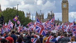 Premiê britânico defende 'diversidade' após enorme manifestação da extrema-direita
