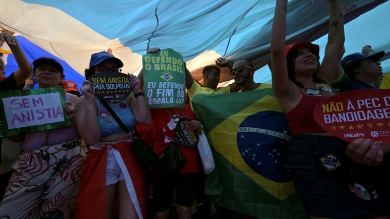 "Sem anistia!": manifestantes protestam contra possível perdão a Bolsonaro e imunidade parlamentar