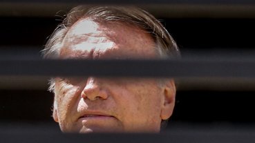 O ex-presidente Jair Bolsonaro é visto na garagem de sua residência em Brasília (DF), nesta quarta-feira (3). Bolsonaro responde a processos criminais no Supremo Tribunal Federal, incluindo investigações sobre a suposta tentativa de golpe de Estado ligada aos atos de 8 de janeiro quando as sedes dos Três Poderes foram invadidas.