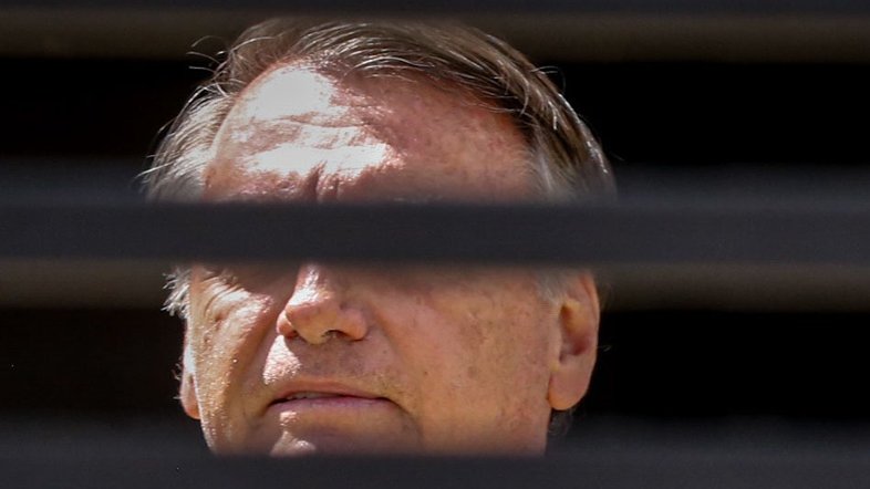 O ex-presidente Jair Bolsonaro é visto na garagem de sua residência em Brasília (DF), nesta quarta-feira (3). Bolsonaro responde a processos criminais no Supremo Tribunal Federal, incluindo investigações sobre a suposta tentativa de golpe de Estado ligada aos atos de 8 de janeiro quando as sedes dos Três Poderes foram invadidas.