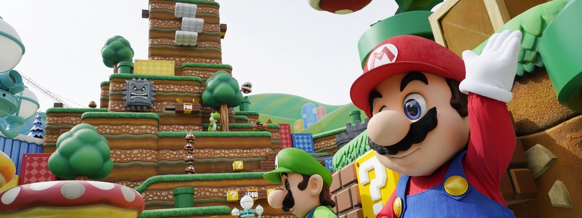Os personagens de Super Mario Bros., da Nintendo, "Mario", à direita, e "Luigi", à esquerda, estão na praça principal da nova atração do Universal Studios Hollywood, o Super Nintendo World, durante um dia de pré-estreia, quinta-feira, 16 de fevereiro de 2023, em Universal City, Califórnia