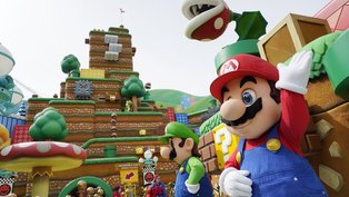 Os personagens de Super Mario Bros., da Nintendo, "Mario", à direita, e "Luigi", à esquerda, estão na praça principal da nova atração do Universal Studios Hollywood, o Super Nintendo World, durante um dia de pré-estreia, quinta-feira, 16 de fevereiro de 2023, em Universal City, Califórnia