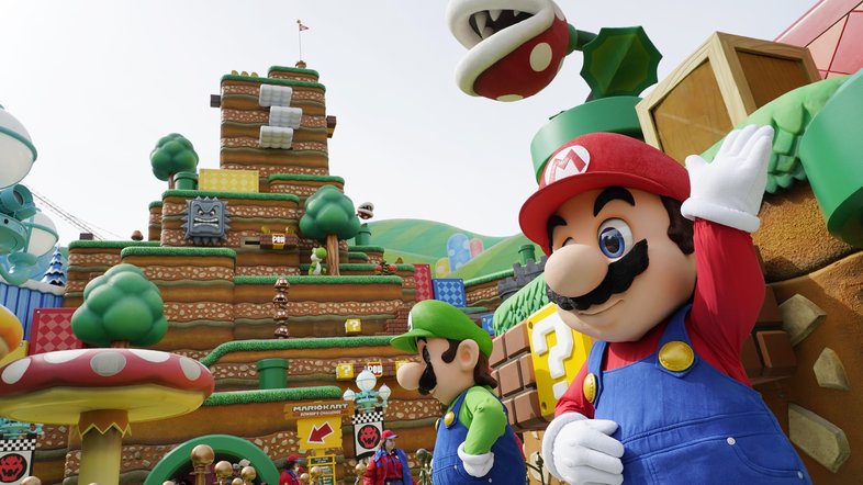 Os personagens de Super Mario Bros., da Nintendo, "Mario", à direita, e "Luigi", à esquerda, estão na praça principal da nova atração do Universal Studios Hollywood, o Super Nintendo World, durante um dia de pré-estreia, quinta-feira, 16 de fevereiro de 2023, em Universal City, Califórnia