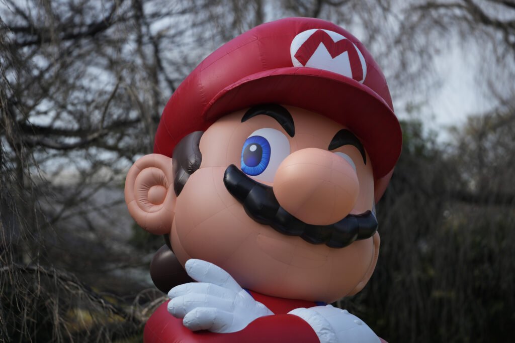 Super Mario: Nintendo celebra 40 anos da franquia com novos jogos e filme 5 Esta foto mostra um balão do personagem Mario, de Mario Bros., durante um evento em Tóquio, quinta-feira, 15 de fevereiro de 2024. O evento teve como objetivo promover o "Donkey Kong Country" da Nintendo, uma atração adicional na área Super Nintendo World do Universal Studios Japan, em Osaka