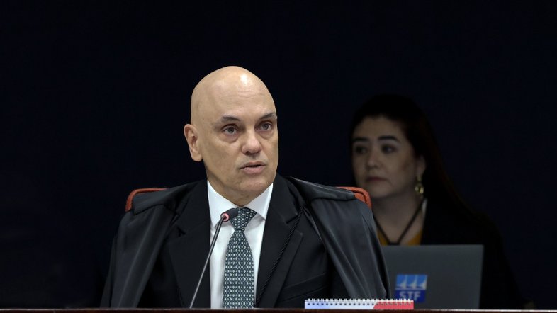 Aliado de Trump rebateu Moraes após leitura de relatório de ministro no primeiro dia do julgamento de Bolsonaro