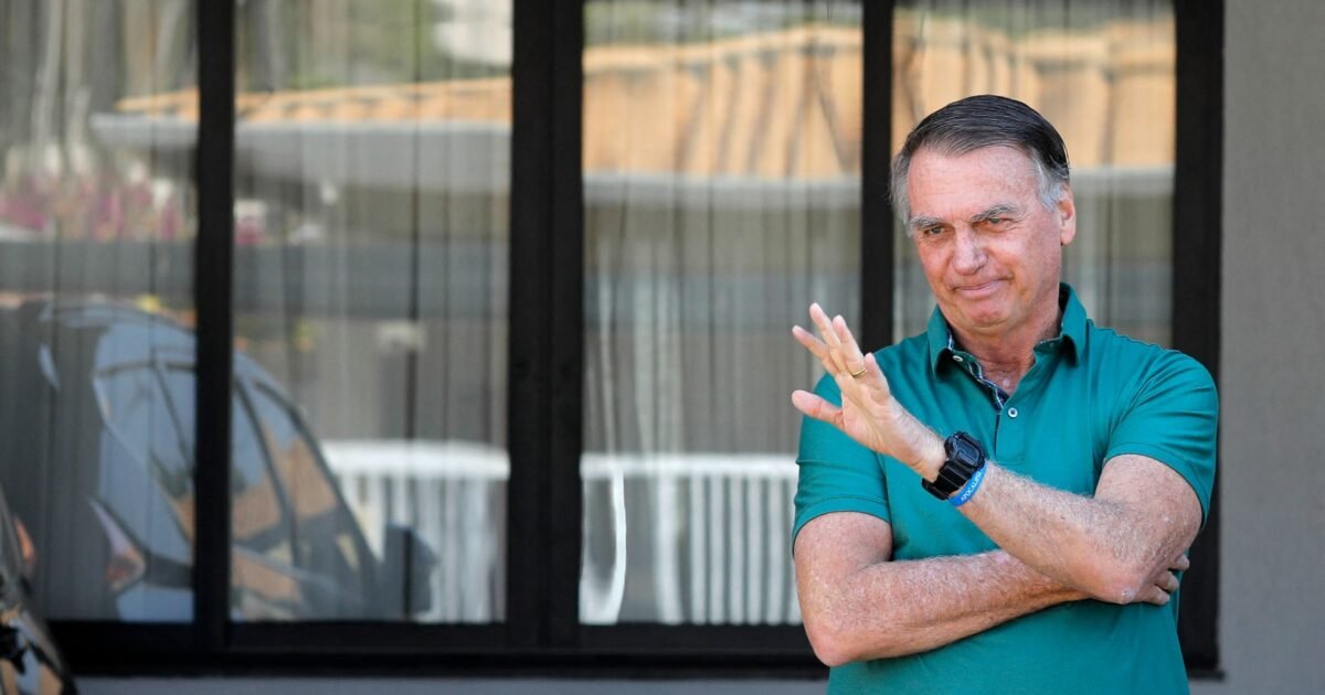 Bolsonaro recebe autorização para realizar festa de 15 anos da filha em casa