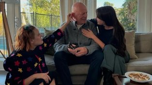 Diagnosticado com demência, Bruce Willis surge em foto rara ao lado das filhas