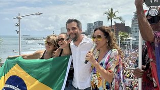 Lan Lanh, Nanda Costa, Wagner Moura e Daniela Mercury durante o protesto em Salvador