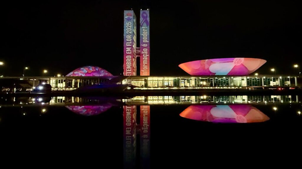 Nationaal Congres verlicht met de kleuren van 'September in Bloei'