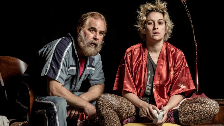 Igor Kovalewski e Rebecca Leão em cena da peça 'Ladeira em Carrinhos de Supermercado'