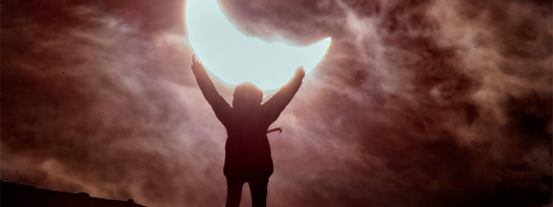 E se o Sol e a Lua nascessem juntos? Isso aconteceu em março deste ano, em algumas partes do Norte do planeta Terra, quando um Eclipse Solar Parcial ocorreu logo após o nascer do Sol. As regiões que tiveram a Lua bloqueando parte do Sol incluíram partes do Nordeste da América do Norte e partes do Noroeste da Europa, Ásia e África. A imagem em destaque foi capturada sobre a cratera vulcânica de Grábrók, na Islândia, onde grande parte do Sol ficou momentaneamente escondida atrás da Lua. A imagem foi tirada com um céu nublado, mas o amigo do fotógrafo parecia estar puxando o Sol de trás da Lua