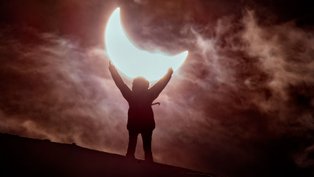 E se o Sol e a Lua nascessem juntos? Isso aconteceu em março deste ano, em algumas partes do Norte do planeta Terra, quando um Eclipse Solar Parcial ocorreu logo após o nascer do Sol. As regiões que tiveram a Lua bloqueando parte do Sol incluíram partes do Nordeste da América do Norte e partes do Noroeste da Europa, Ásia e África. A imagem em destaque foi capturada sobre a cratera vulcânica de Grábrók, na Islândia, onde grande parte do Sol ficou momentaneamente escondida atrás da Lua. A imagem foi tirada com um céu nublado, mas o amigo do fotógrafo parecia estar puxando o Sol de trás da Lua
