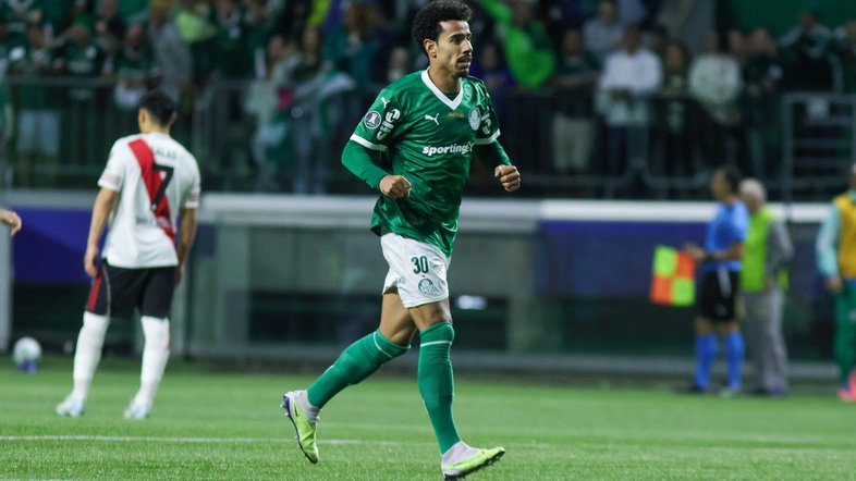 Lucas Evangelista durante partida entre Palmeiras e River Plate válida pelo jogo de volta das quartas de final da Conmebol Libertadores 2025 realizada no Allianz Parque