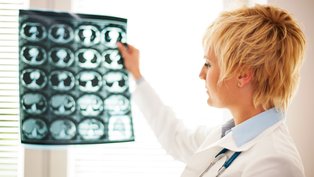 Médica checa tomografia cerebral