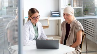 Médica exibe exames a paciente com câncer