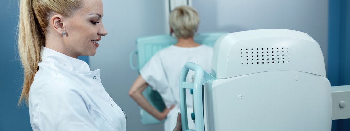 Mulher realiza exame de mamografia