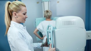 Mulher realiza exame de mamografia